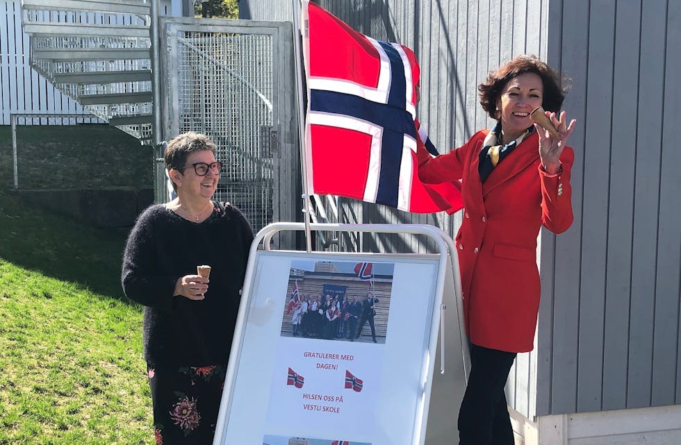 SKAL OVERRASKE: Assisterende rektor Randi Sømo (t.v.) og rektor Ellen Sundby gleder seg til å se reaksjonene til elevene når isbilen kommer med Spin-is til alle sammen. De håper at det kan bidra til at årets 17. mai-feiring blir stas selv om mye av feiringen blir avlyst. Foto: