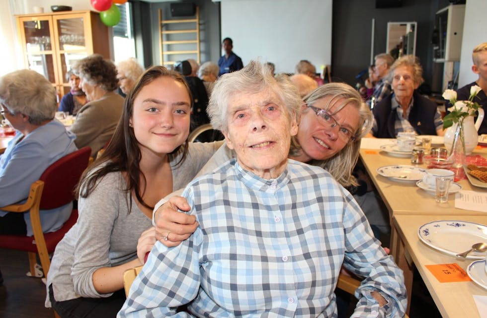 STAS MED BESØK: Margit Falch-Andersen fikk besøk av barnebarnet Malin Pedersen (17, f.v.) og datteren Elin Pedersen (t.h.) på den internasjonale eldredagen. Foto: