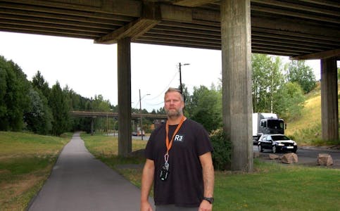 MYE BRUKT: Johansen står her på gangveien som går under broa i Fossumveien på Nedre Rommen. Foto: