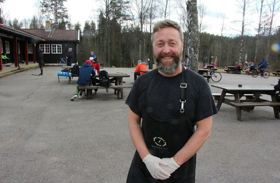 GOD PÅSKE: Bestyrer Jan  Erik Nordby ved Mariholtet Sportsstue håper på fint påskevær og lover å kunne servere vafler og kakao til dem som besøker Mariholtet-kiosken. Foto: