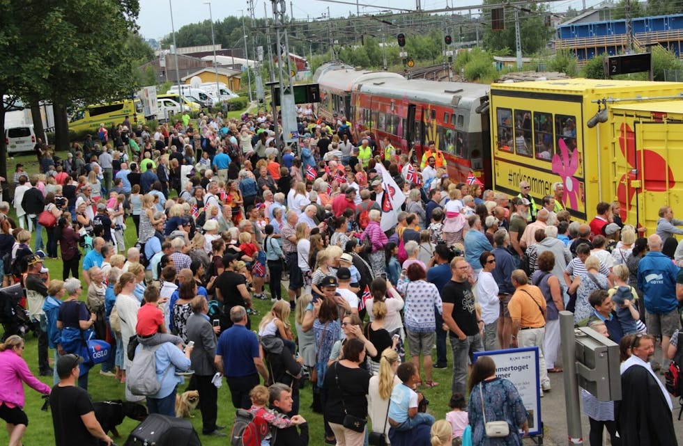 TETTPAKKET: Da Sommertoget til NRK kjørte inn på Grorud stasjon var det fullt av mennesker på perrongen. Foto:
