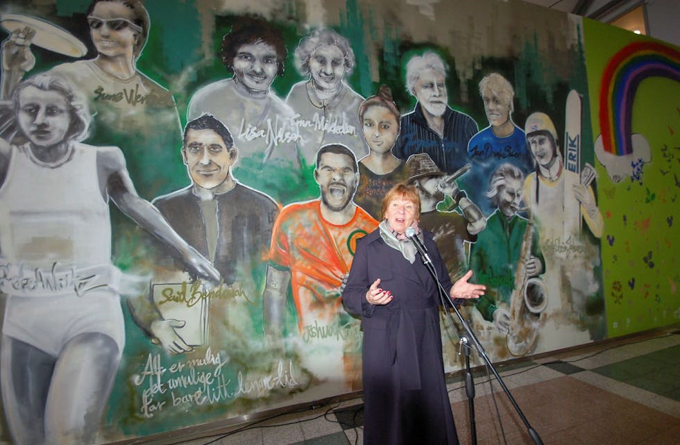 INNVIET: Ordfører Marianne Borgen foran den berømte veggen. Foto: Rolf Kristiansen
