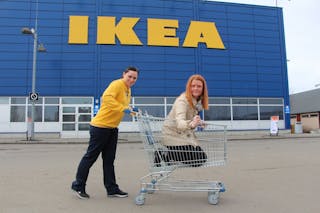 PÅSKEKRIM: Tone Lill Bjørkeng på IKEA Furuset tilkaller Akers Avis Groruddalens krimekspert Caroline Bremer for å løse årets påskemysterium. Finn skurken, du også! Foto: