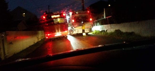 TRANGT: Tidligere FAU-leder på Tonsenhagen skole, Liv Brauer, knipset dette bildet en mørk morgen av to busser som kjører ved siden av hverandre i Kildeveien. Veien er også en skolevei. Foto: