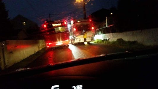 TRANGT: Tidligere FAU-leder på Tonsenhagen skole, Liv Brauer, knipset dette bildet en mørk morgen av to busser som kjører ved siden av hverandre i Kildeveien. Veien er også en skolevei. Foto: