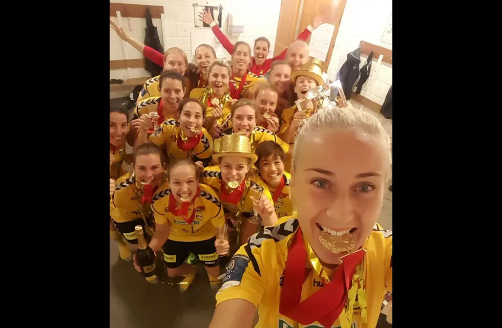 REGJERENDE SERIEMESTERE: Anja Sønstevold og resten av LSK-gjengen her fra fjorårets feiring, da de feiret sitt fjerde seriemesterskap på rad. Det var tangering av Trondheims-Ørns Toppserierekord fra 90-tallet. (Foto: Privat) Foto: