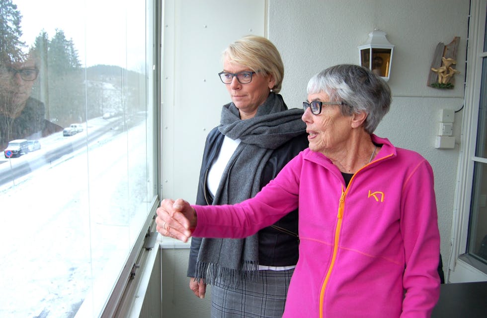 RUNDTUR: - Her pleide jeg å gå, minst en time hver dag, forteller Karin Amundsen til bydelsdirektør Bovild Tjønn. De er enige om at sånn skal det bli igjen. Foto: