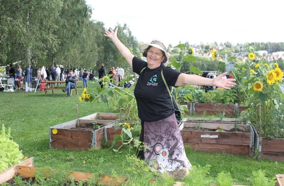 ÅPNET HAGEN: Anne Grete Orlien, leder av parsellhagen på Ellingsrud, ønsker gjennom markedsdagen å synliggjøre de mange grønne mulighetene i Bydel Alna. Foto: