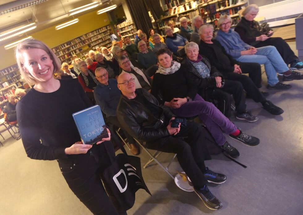 FORNØYDE LYTTERE: De fremmøtte på Deichmann Nordtvet satte pris på Ida Strøms reiseberetning fra Japan og Tokyo. Foto: