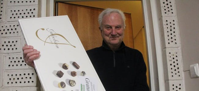VELSMAKENDE: Ole-Fredrik Vergli gikk helt til topps i avisas julekryssord, og ble belønnet med konfekt servert på døra. Foto:
