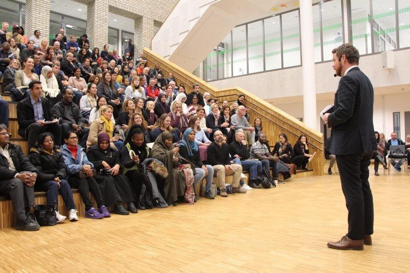 STORT ENGASJEMENT: Kunnskapsminister Torbjørn Røe Isaksen (H) er glad for at så mange foreldre og interesserte kom til Haugenstua skole for å dele tanker og forslag. Arrangementet måtte flyttes til fellesområdet på nye Haugenstua skole på grunn av stor pågang. Foto: