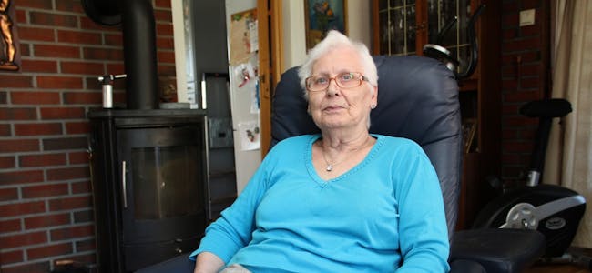 FANGET: I seks måneder har kreftsyke Berit Hansen ventet på å få montert en trappeheis. Uten den er hun fanget i sin egen leilighet. Foto: