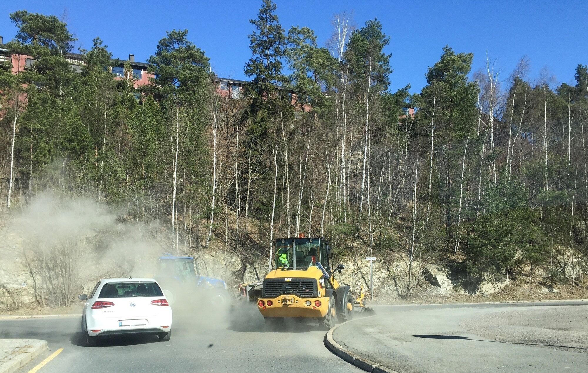 Gatene feies... her er feiebilene i gang på Linderud. Foto: