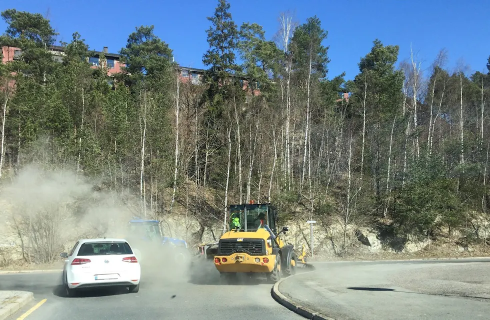 Gatene feies... her er feiebilene i gang på Linderud. Foto: