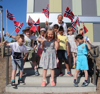 KLARE FOR SENTRUM: Rektor Kathrine Larsen og førsteklassingene på Vollebekk skole gleder seg til å delta i barnetoget. Foto: