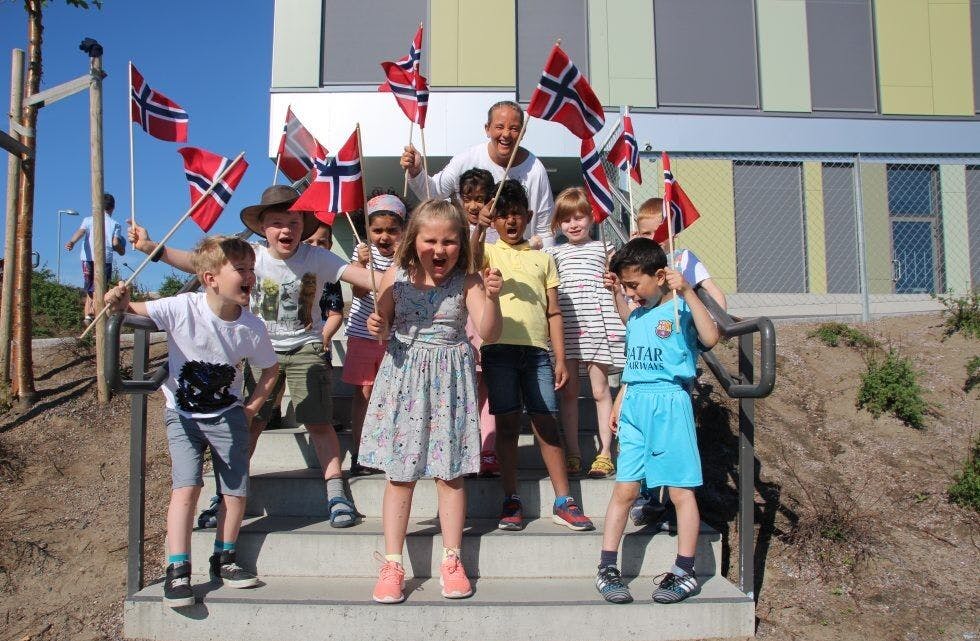 KLARE FOR SENTRUM: Rektor Kathrine Larsen og førsteklassingene på Vollebekk skole gleder seg til å delta i barnetoget. Foto: