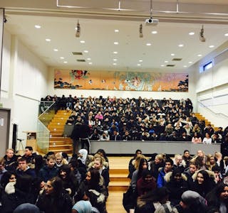 STORT FREMMØTE: Lørdag på Stovner videregående skole dukket flere hundre elever opp for å lære matte. Foto:
