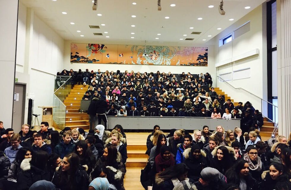 STORT FREMMØTE: Lørdag på Stovner videregående skole dukket flere hundre elever opp for å lære matte. Foto: