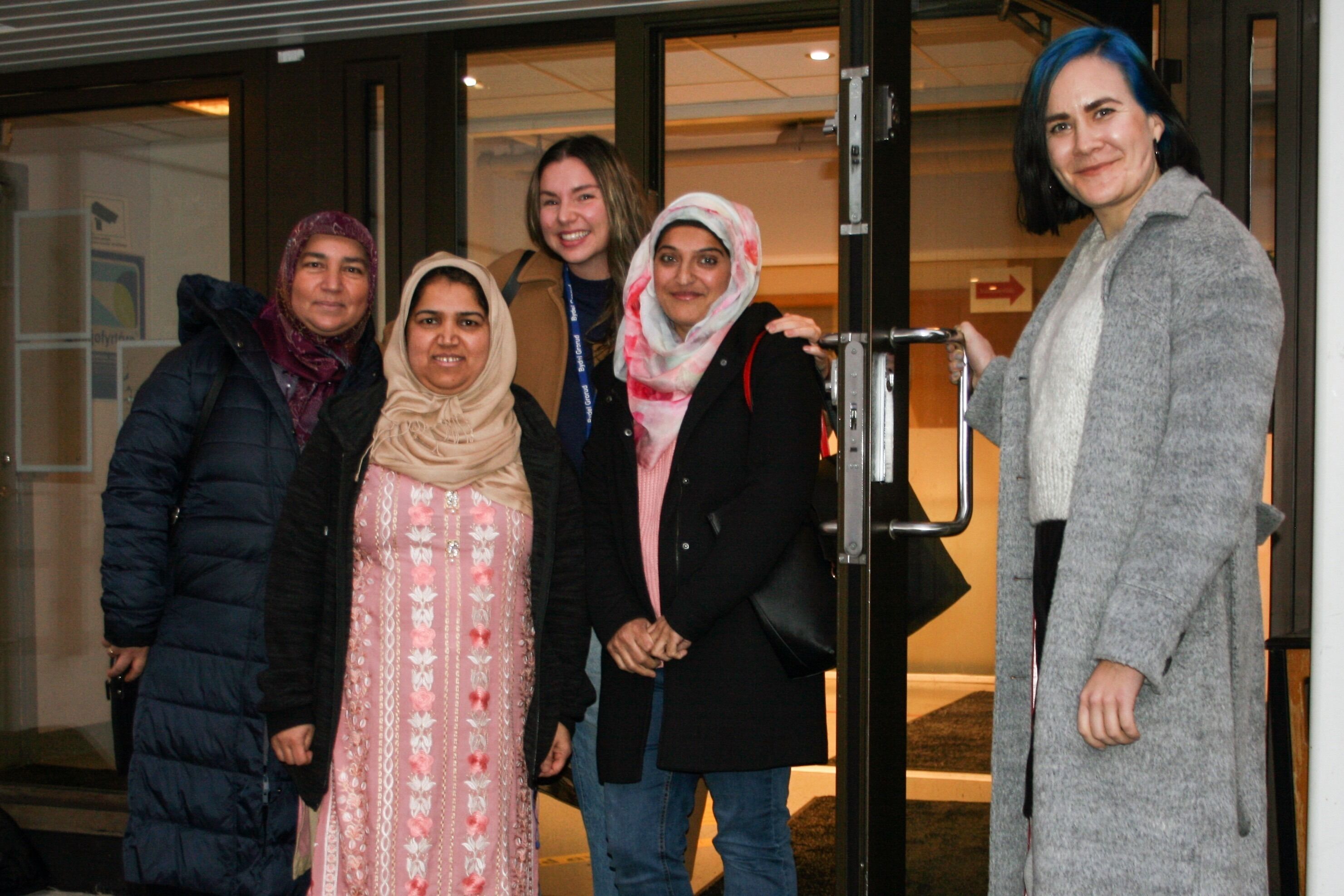 HÅPER FLERE TØR Å TESTE: Hverdagsvikar Saniye Akay (f.v.), Bente Krogstad fra Jobbsjansen, hverdagsvikar Farzana Parveen, mottaker Salma Hussain og Rebekka Hansen fra Yelpi ønsker flere velkommen til å teste ut hverdagsvikarer, enten de selv vil være det eller om de trenger et ekstra par hender. Foto:
