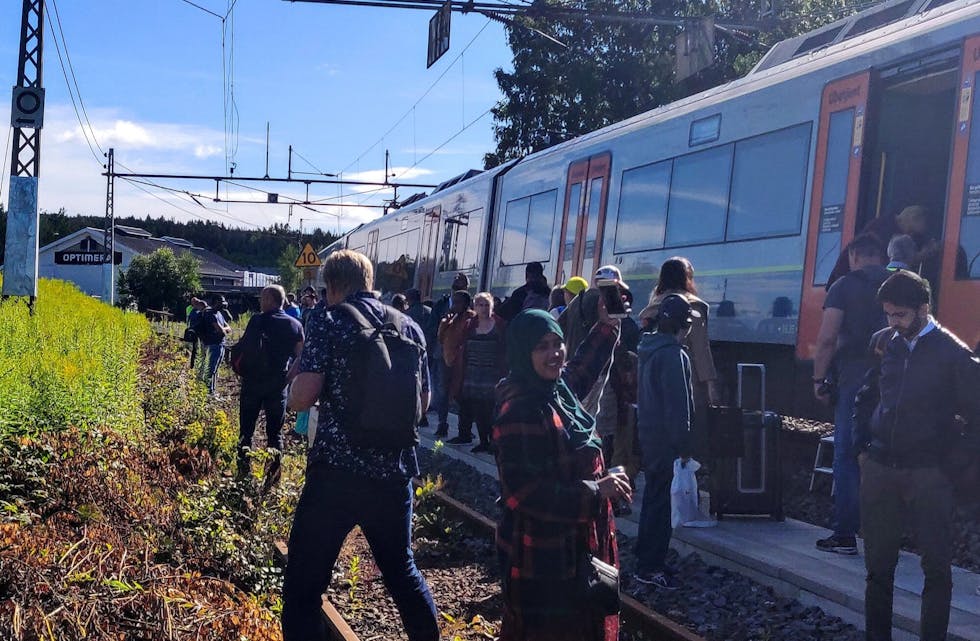 PASSASJERER EVAKUERT: Passasjerene på toget ble evakuert tilbake til nærmeste stasjon. Foto: