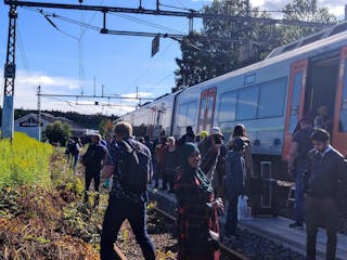 PASSASJERER EVAKUERT: Passasjerene på toget ble evakuert tilbake til nærmeste stasjon. Foto: