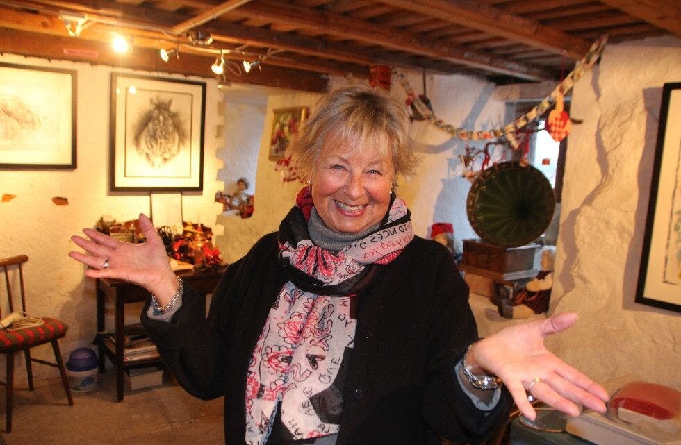 KLAR FOR UTSTILLING: Trine Pedersen inviterer til årets juleutstilling. Her venter alt fra kunst til julebakst og god stemning. Foto:
