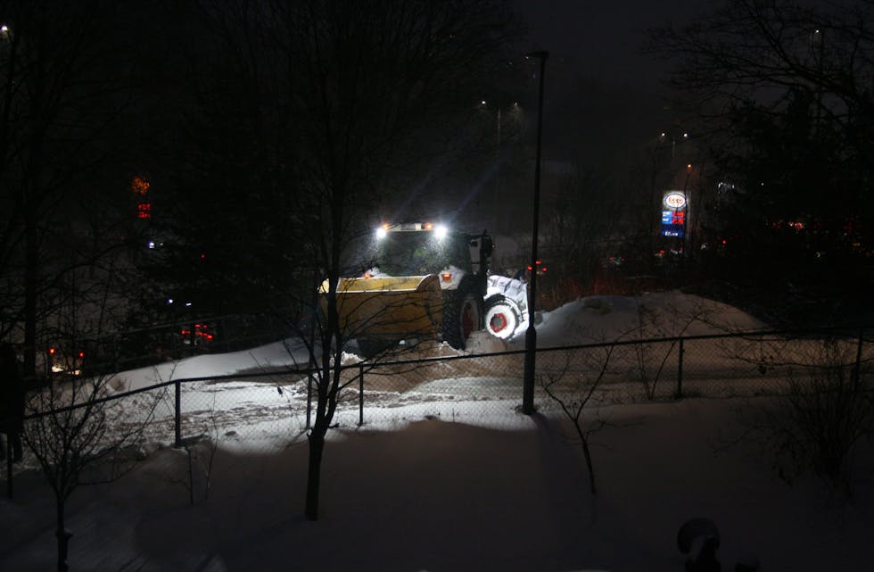 ALT MANNSKAP UTE: Brøytebilene kjører for fullt for å få unna snøen. Her fra gangveien fra Grorud skole. Foto: Caroline Hammer
