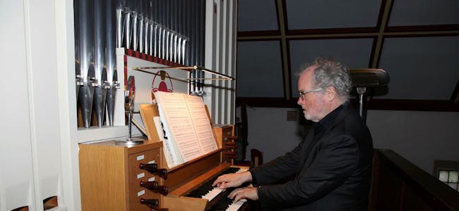 FRA ØVERSTE HYLLE: Det nyrestaurerte orgelet i Høybråten kirke ble innviet med konsert – og det med selveste domkantor Kåre Nordstoga ved tangentene. Foto: Tom Evensen