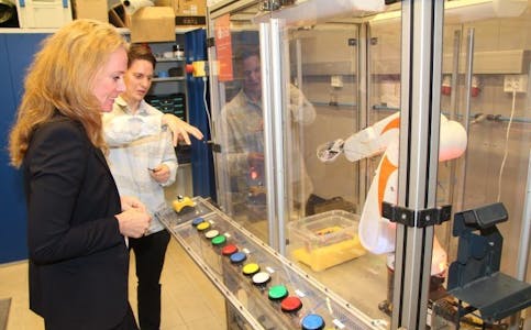 ROBOT: Arbeidsminister Anniken Hauglie fikk lære om roboter av automatikklærer James Fox på Kuben yrkesarena. Foto: