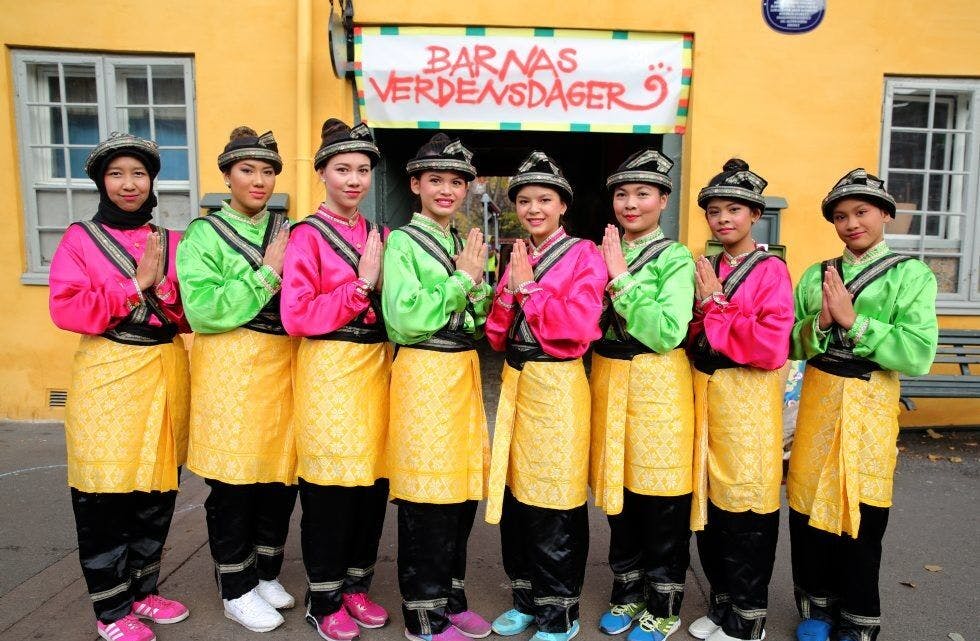 FARGERIKT INNSLAG: Jentene i den indonesiske dansegruppa lyste opp med sine fargerike kostymer som på en forbløffende måte matchet fargen på veggen på Asylet - verden er likevel ikke så stor - spesielt når den samles på Grønland. Foto: