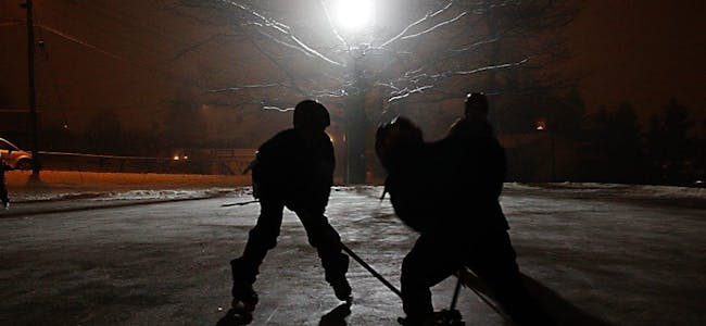 HOCKEYSTEMNING: Med en snøfri bane kan skøytegåere og hockeyspillere herje rundt på Teisen nesten til alle døgnets tider. Foto: