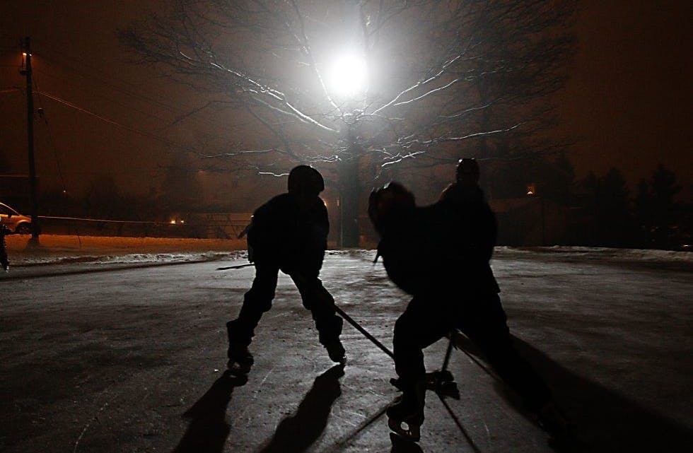 HOCKEYSTEMNING: Med en snøfri bane kan skøytegåere og hockeyspillere herje rundt på Teisen nesten til alle døgnets tider. Foto: