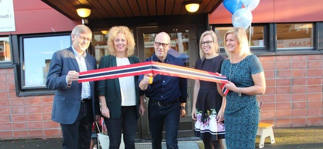 KLIPTE SNORA: Magnar Lie, Hanne Pedersen, Ivar Morken, Ingrid Benneche og Vibeke Skottner fikk æren av å offisielt åpne Barnas stasjon på Lindeberg. Foto: