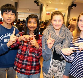 EN PLUSS EN ER LIK: Philip (13), Piraveen (14), Aurora (14) og Guro (13) går i 8. klasse på Haugerud skole. De synes MatteMaraton med Kikora og IKT-Norge er en morsom måte å jobbe på.  Foto: