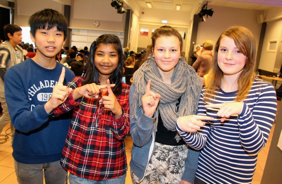 EN PLUSS EN ER LIK: Philip (13), Piraveen (14), Aurora (14) og Guro (13) går i 8. klasse på Haugerud skole. De synes MatteMaraton med Kikora og IKT-Norge er en morsom måte å jobbe på.  Foto: