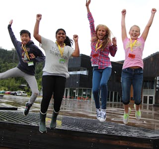  SVEVER HØYT: Dani (13), Bhahira (13), Henriette (11) og Johanne (11) synes det er kjempemoro å gå på sommerskolen før de skal ta fatt på nye oppgaver til skolestart mandag 18. august.  Foto: