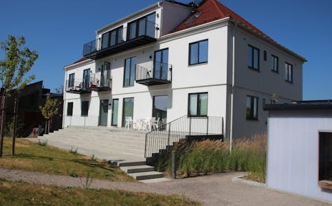 SENTRALT: Det hvite huset på Kirkehøy ligger sentralt til og er lett å få øye på. Foto: