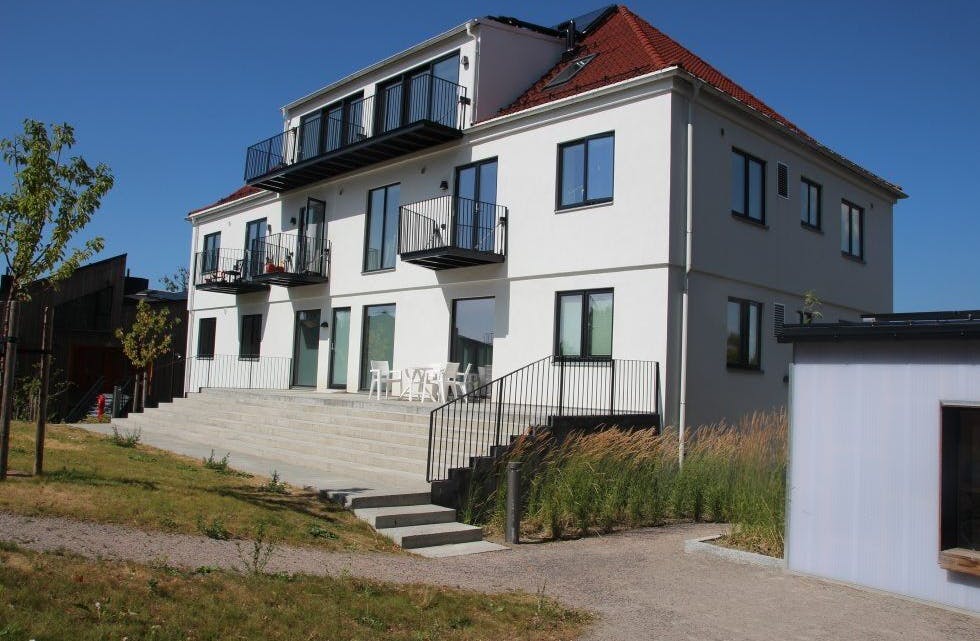 SENTRALT: Det hvite huset på Kirkehøy ligger sentralt til og er lett å få øye på. Foto: