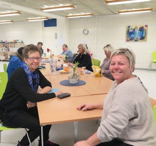 PLASS TIL FLERE: Kristin Bakka (til venstre) og Janne Gjølstad ønsker nye brukere velkommen til Løkta. Foto:
