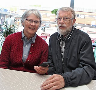 NYSGJERRIG: Åse Brit Westvik (72) vil gjerne lære mer om mobilfoto og Instagram. Derfor dro hun på kurs i regi av Groruddals-satsingen for å være med i konkurransen #diggergroruddalen. Mannen Karl Gravem sitter i juryen.  Foto: