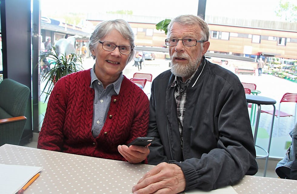 NYSGJERRIG: Åse Brit Westvik (72) vil gjerne lære mer om mobilfoto og Instagram. Derfor dro hun på kurs i regi av Groruddals-satsingen for å være med i konkurransen #diggergroruddalen. Mannen Karl Gravem sitter i juryen.  Foto: