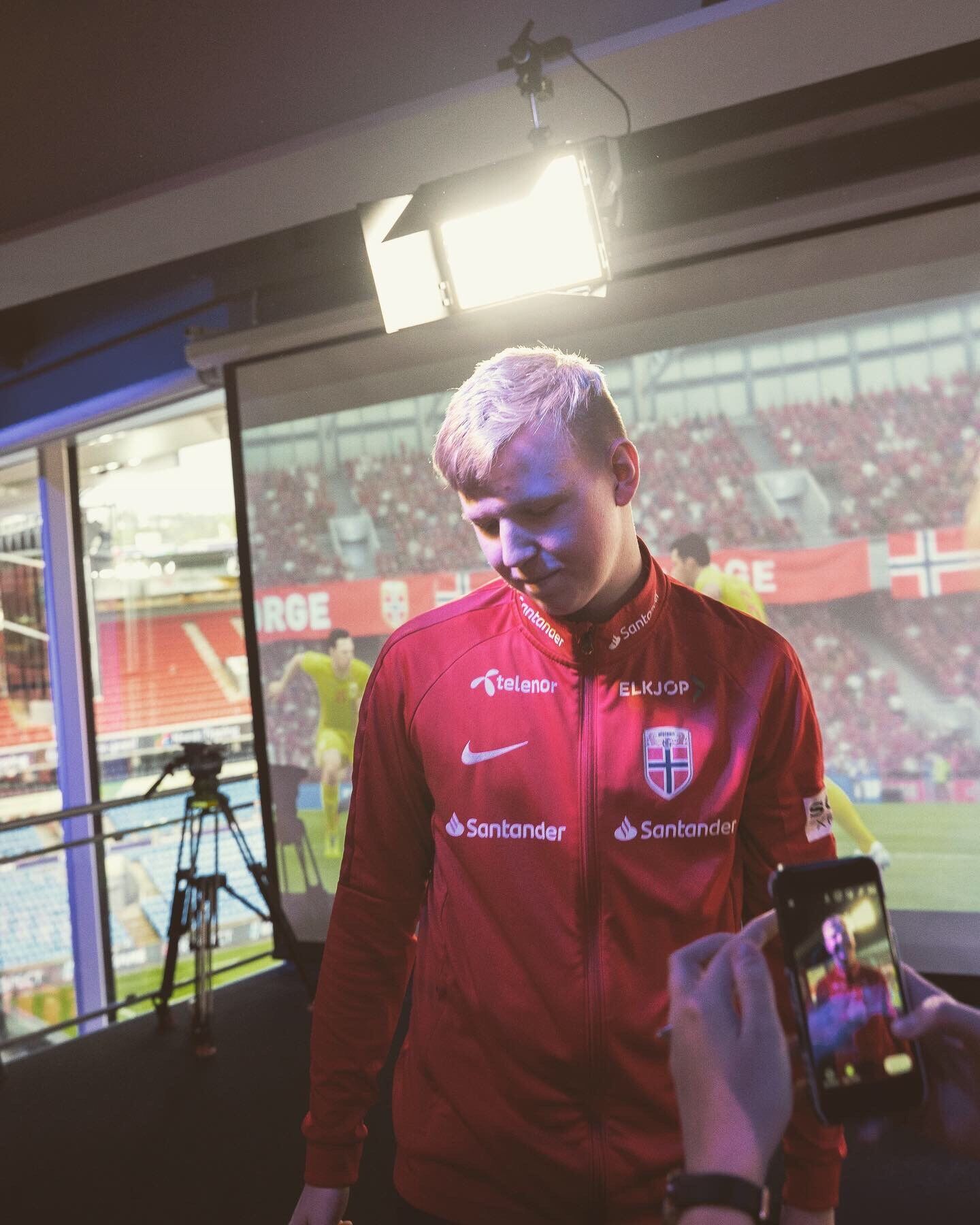 ALT FOR NORGE: Groruddølen med flagget på brystet. Foto: