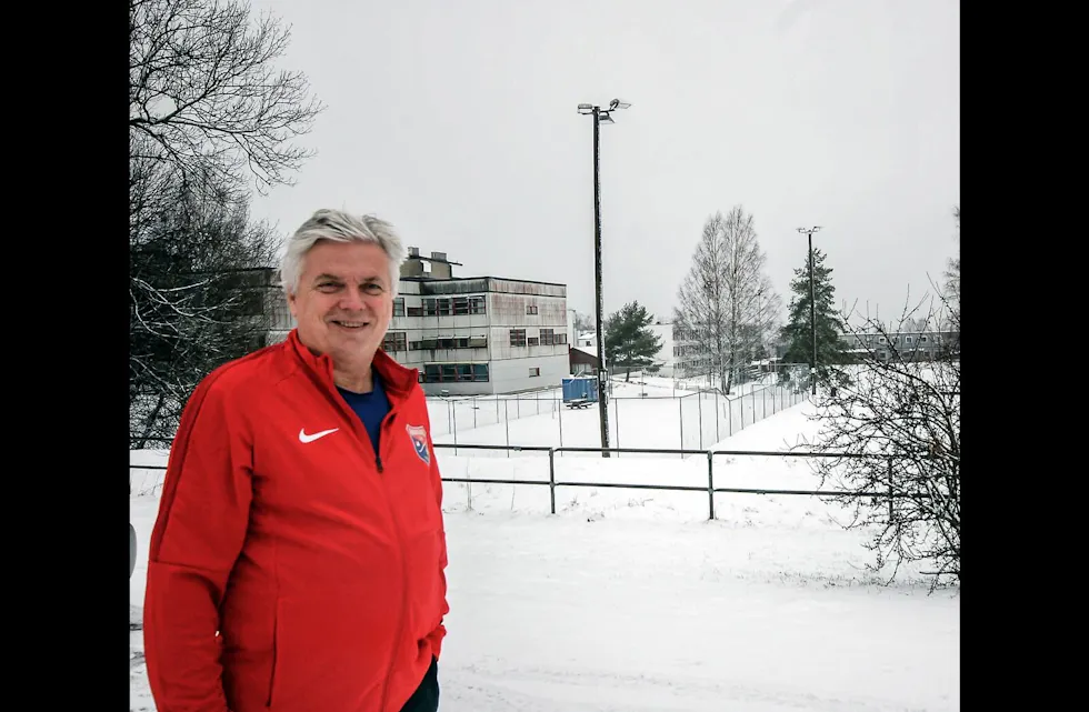 VIKTIG OMRÅDE: Her er leder i Haugerud IF, Dag Endal, nesten midt i et viktig område for Områdeløft Trosterud og Haugerud. Til venstre skimtes en del av Haugerud ungdomsskole, nedenfor ser vi bygninger tilhørende Trosterud barneskole og til høyre en del av idrettsanlegget. Alt sammen skal bygges nytt og rustes opp i løpet av de nærmeste tre-fire årene. Foto:
