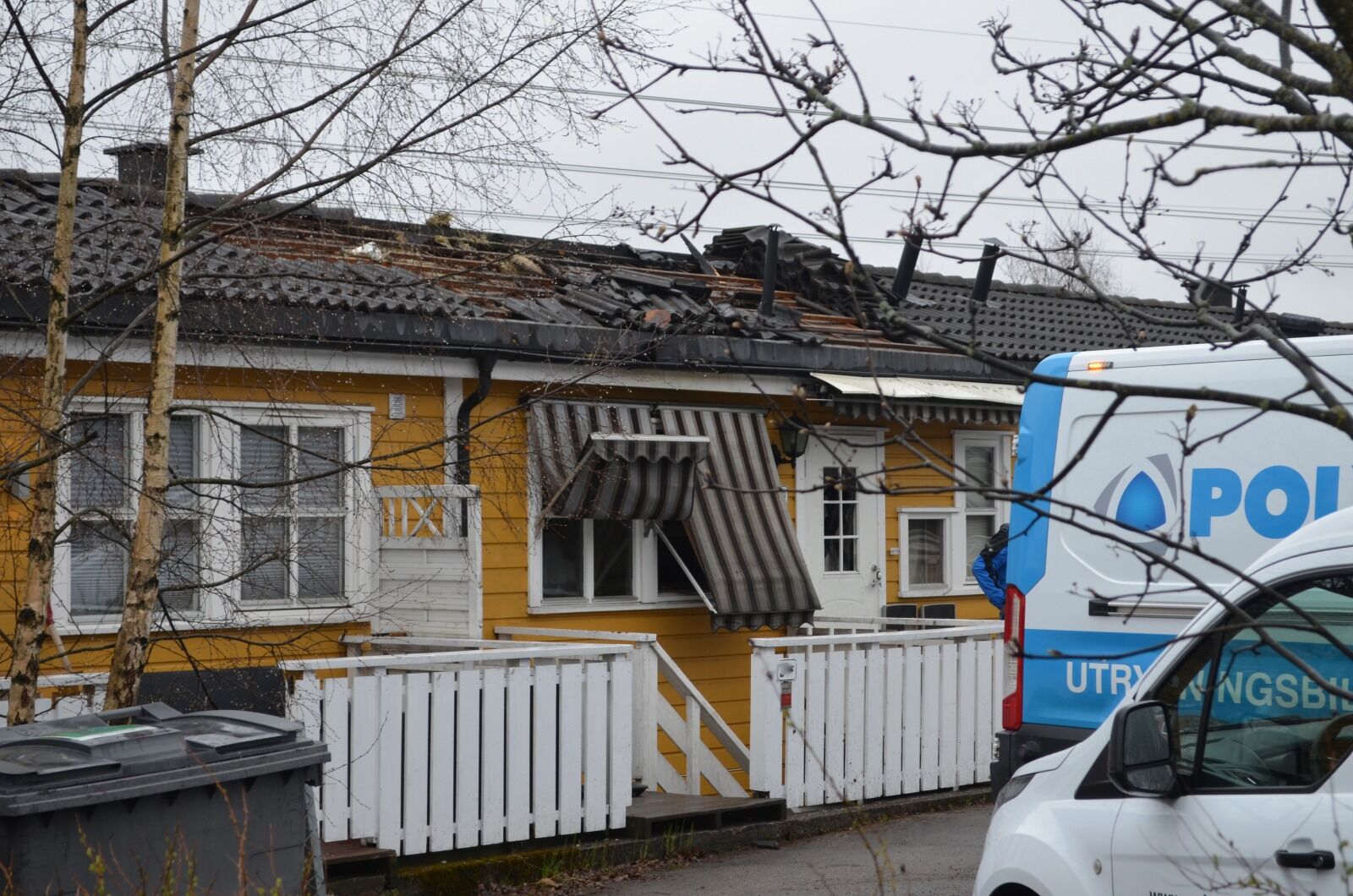 TYDELIGE SKADER: Rekkehuset har fått tydelige skader etter brannen som brøt ut i morgentimene. Foto: