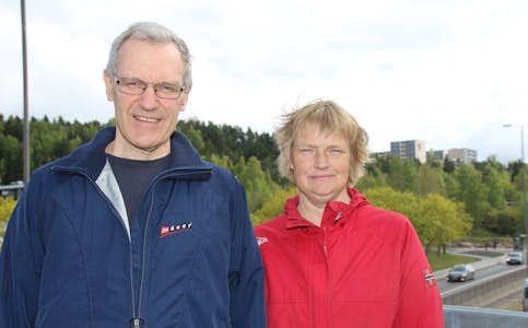 VIL VISE RAVNKOLLEN: Frode O. Hansen og Heidi Trøen inviterer til omvisning i utbyggings-truede Ravnkollen. Foto: