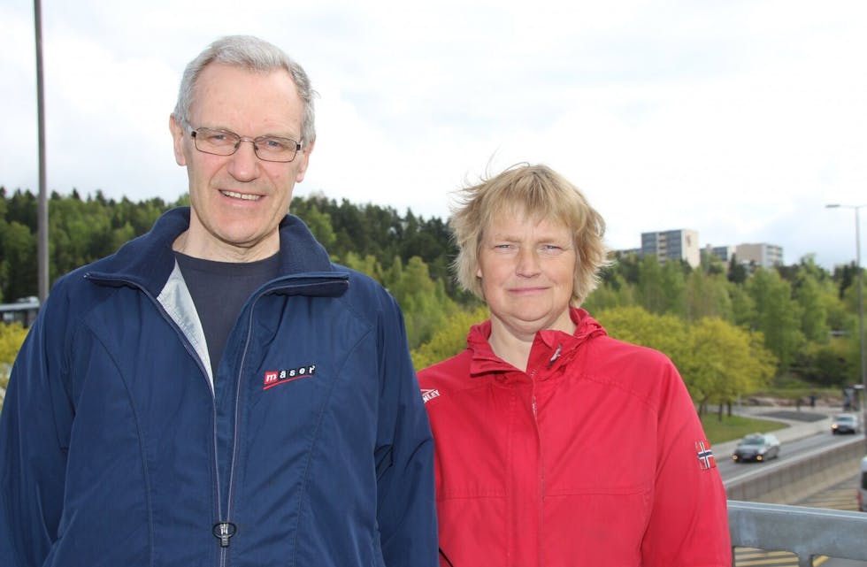 VIL VISE RAVNKOLLEN: Frode O. Hansen og Heidi Trøen inviterer til omvisning i utbyggings-truede Ravnkollen. Foto:
