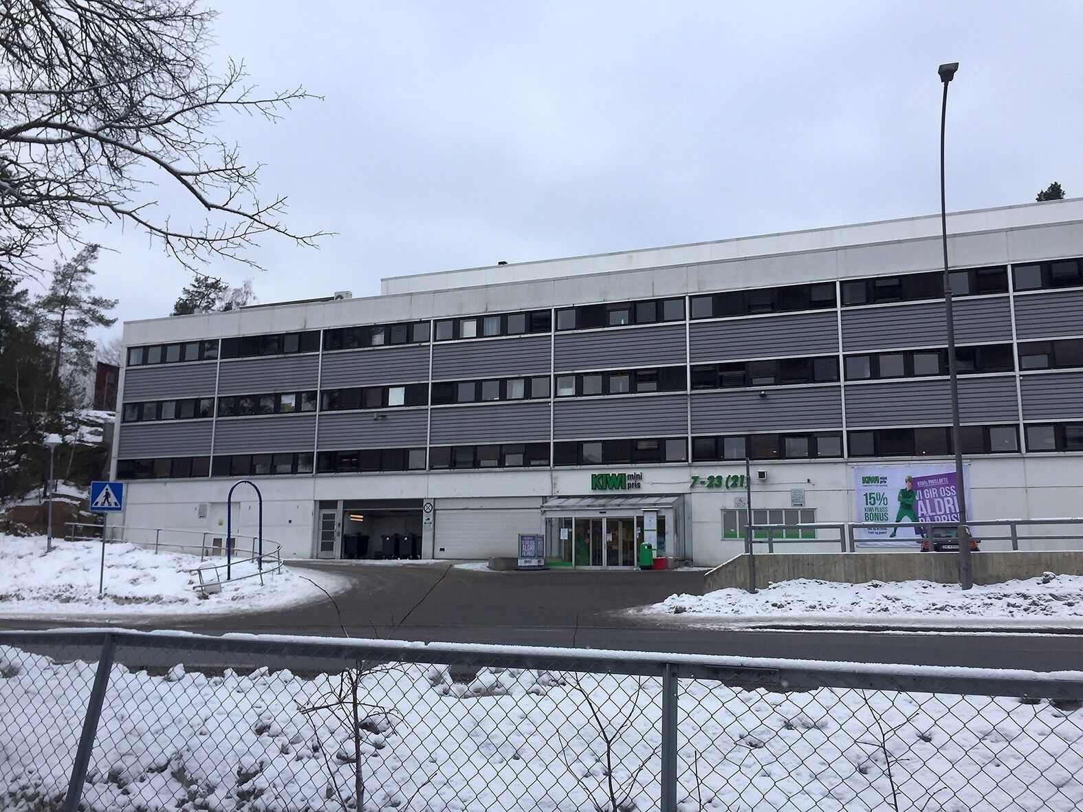 I dag holder KIWI til i bygget ut mot Ammerudveien. På baksiden finner vi Grorud bydel og NAV. Foto: