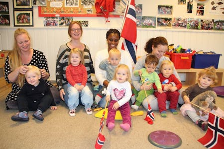 BURSDAGSFEST: Barna fra Teisen Vest barnehage feiret 60-årsdagen til barnehagen. Det var med leker, utstilling - og flagg. Foto: