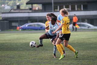 FIKK DET TØFT: Naima Mohamed Nassir og HSIL-damene fikk det tøft mot Anja Sønstevold og de andre LSK-spillerne i cupens andre runde. Foto: Kay Grue Thorsen