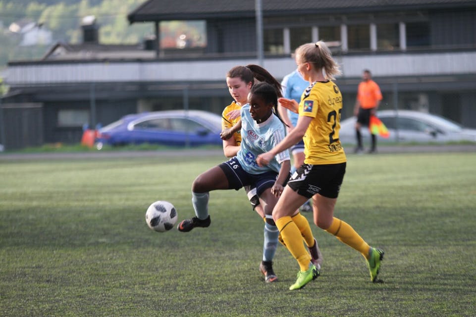 FIKK DET TØFT: Naima Mohamed Nassir og HSIL-damene fikk det tøft mot Anja Sønstevold og de andre LSK-spillerne i cupens andre runde. Foto: Kay Grue Thorsen